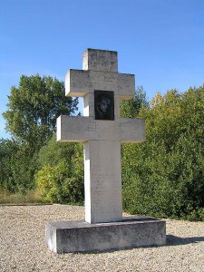 Le mémorial Claude Bonnier est érigé à Vibrac.