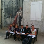 Les élèves remplissent leur questionnaire sur les murs peints d'Agoulême