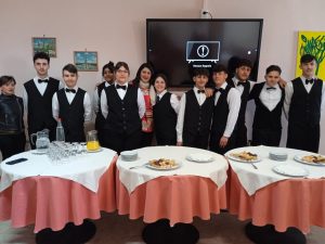 Un très bel accueil par les élèves et les enseignants de service en salle et cuisine 