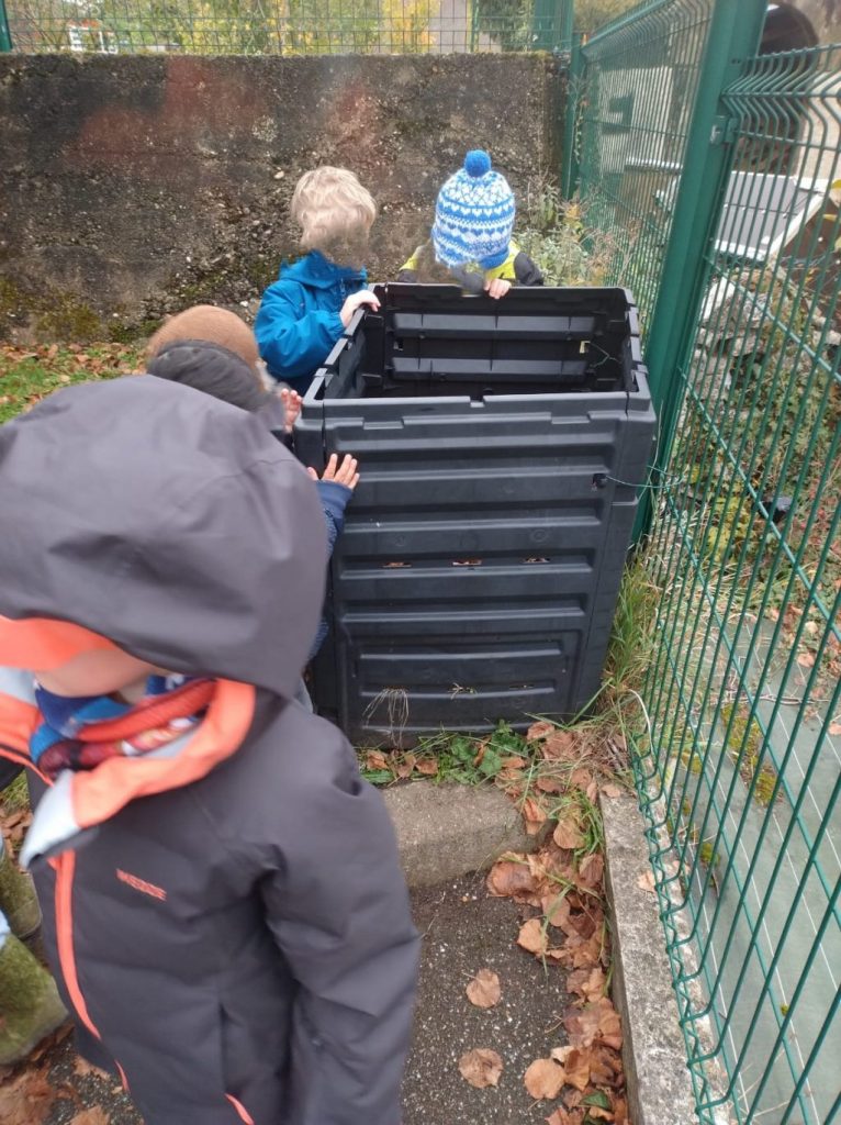 Après avoir écouté le message de Woody, les enfants ont cherché dans la cour un endroit ombragé et humide. Dany a pensé au composteur.