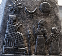 Représentation du croissant de lune symbolisant Nanna/Sîn (entre le soleil symbolisant Shamash et l'étoile symbolisant Ishtar) sur le kudurru de Meli-Shipak (1186–1172 av. J.-C.). Conservé au Musée du Louvre.