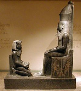 Horemheb agenouillé devant le dieu Atoum. Conservé au musée du Louxor