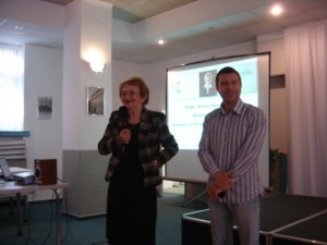 Discours de la fondatrice du lycée qui a été élue femme de l'année en 2003 en Slovaquie, à côté, Vlado le coordinateur slovaque