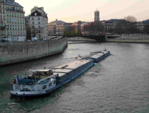 La Seine est aussi une voie de transport