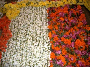 Les fleurs sont tressées pour les offrandes/ photo ambassadeurs 09