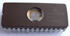 Circuit intégré des années 1990 dont le boîtier dispose d'une "fenêtre" permettant ainsi d’apercevoir la puce électronique qu'il contient. Taille de la puce : environ 5 mm de côté. (Source : Collège Jean Macé)