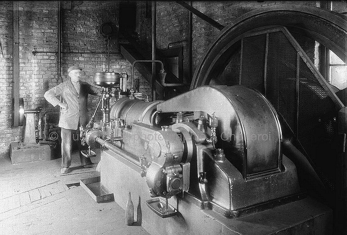 Machine à vapeur dans un moulin vers 1930 (source : numeriques.be)