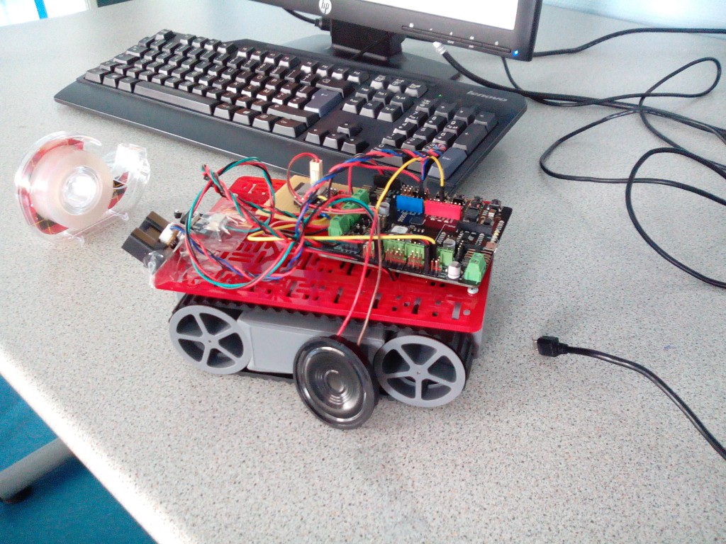 Programmation du robot avec test d'un capteur optique infra rouge pour détecter des obstacles (Source : Collège Jean Macé)