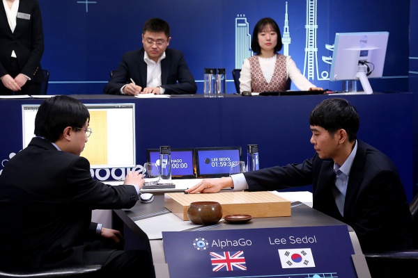 Lee Sedol (à droite), le meilleur joueur du monde, a perdu 4 fois sur 5 à AlphaGo
