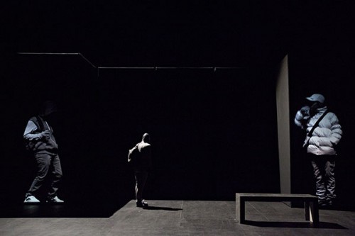 Même les chevaliers tombent dans l'oubli de Gustave Akakpo, mise en scène de Matthieu Roy; avec Gisèle Anbadedjian ( Georges), © Jean-Louis Fernandez.