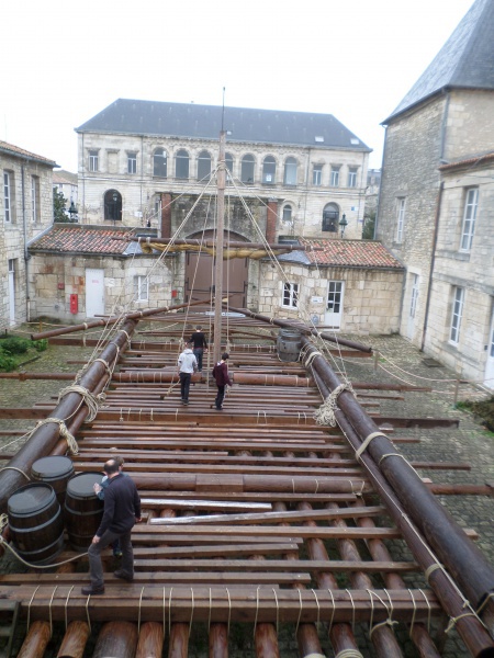 8 janvier 2015, musée de la Marine de Rochefort : les élèves du collège André Malraux et de l'école du Marouillet à l'assaut de la réplique du radeau de La Méduse.